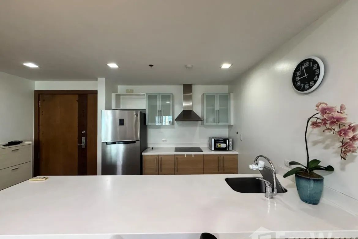 1 Bedroom Condo for Rent in Park Terraces, San Lorenzo, Makati, Metro Manila near MRT-3 Ayala photo 4
