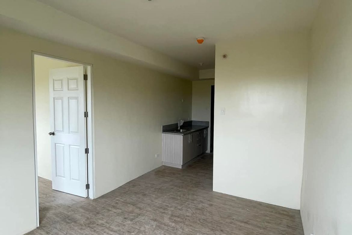 1 Bedroom Condo for Sale in Berkeley Suites, Inchican, Silang, Cavite – photo 2