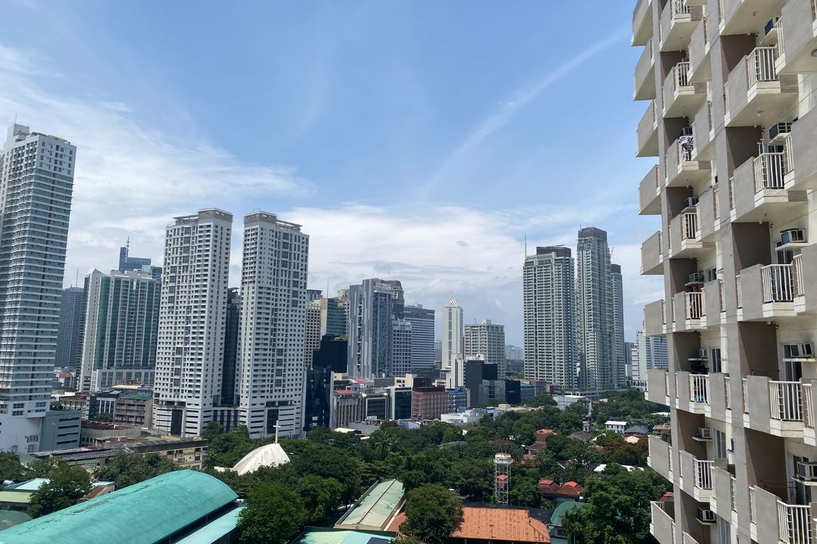 1 Bedroom Condo for Sale in Laureano di Trevi Tower, Pio Del Pilar, Makati City near MRT-3 Magallanes