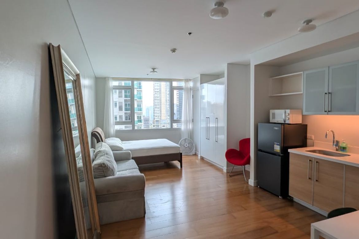 1 Bedroom Condo for Sale in Park Terraces, San Lorenzo, Makati, Metro Manila near MRT-3 Ayala