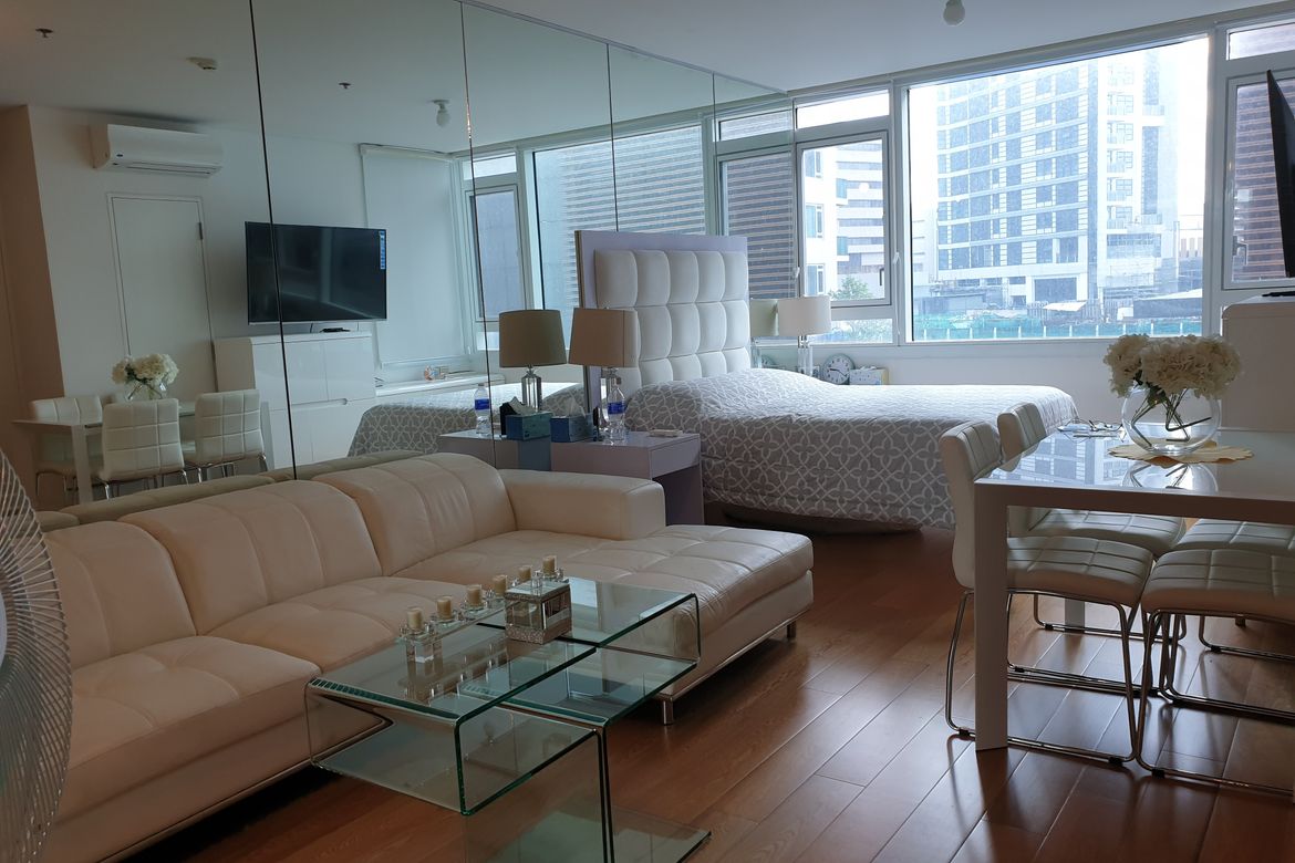 1 Bedroom Condo for Sale in Park Terraces, San Lorenzo, Makati, Metro Manila near MRT-3 Ayala