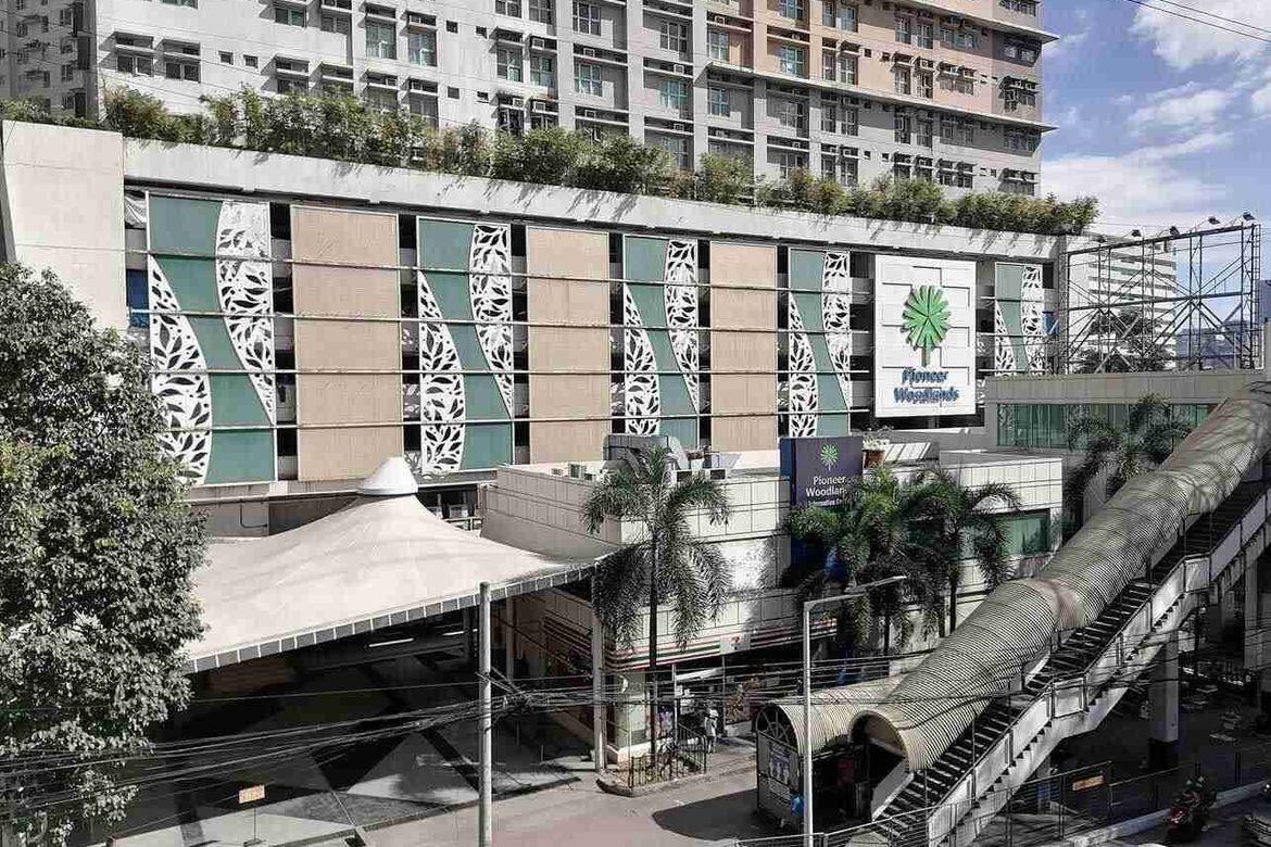 1 Bedroom Condo for Sale in Pioneer Woodlands, Barangka Ilaya, Mandaluyong, Metro Manila near MRT-3 Boni
