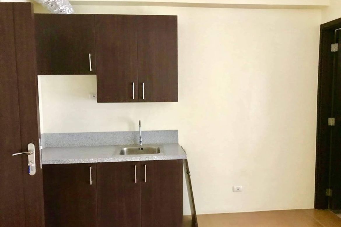 1 Bedroom Condo for Sale in San Lorenzo Place, Bangkal, Makati, Metro Manila near MRT-3 Magallanes – photo 2