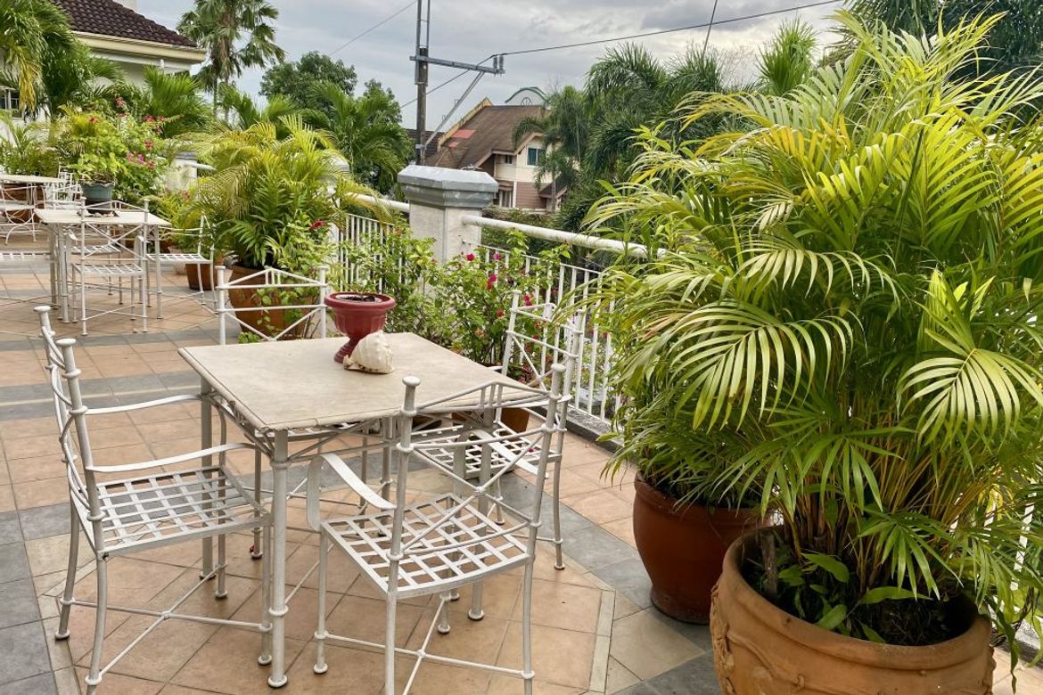 10 Bedroom House for Sale in LOYOLA GRAND VILLAS, Ramon Magsaysay, Quezon City, Metro Manila near LRT-1 Roosevelt
