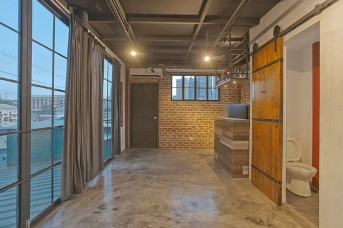 11 Bedroom Shophouse for Rent in Poblacion, Makati, Metro Manila photo 3
