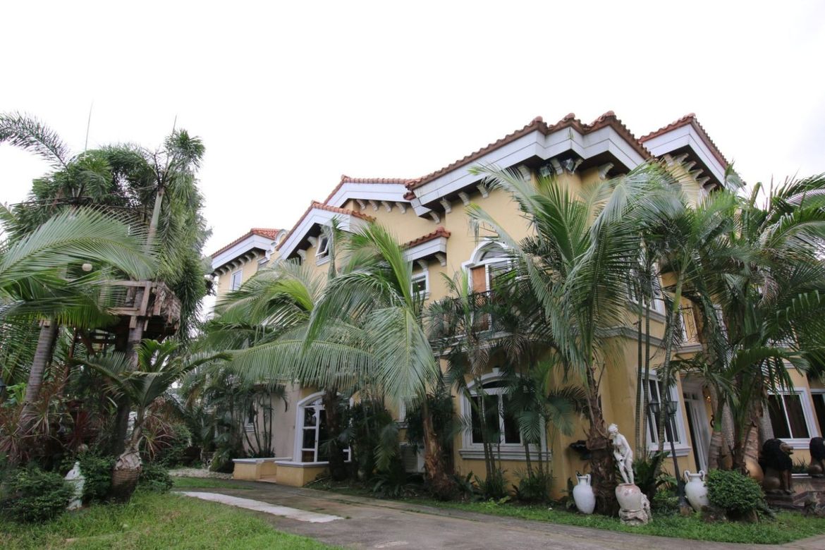 11 Bedroom Villa for Sale in Katipunan, Quezon City, Metro Manila near LRT-1 Roosevelt – photo 2