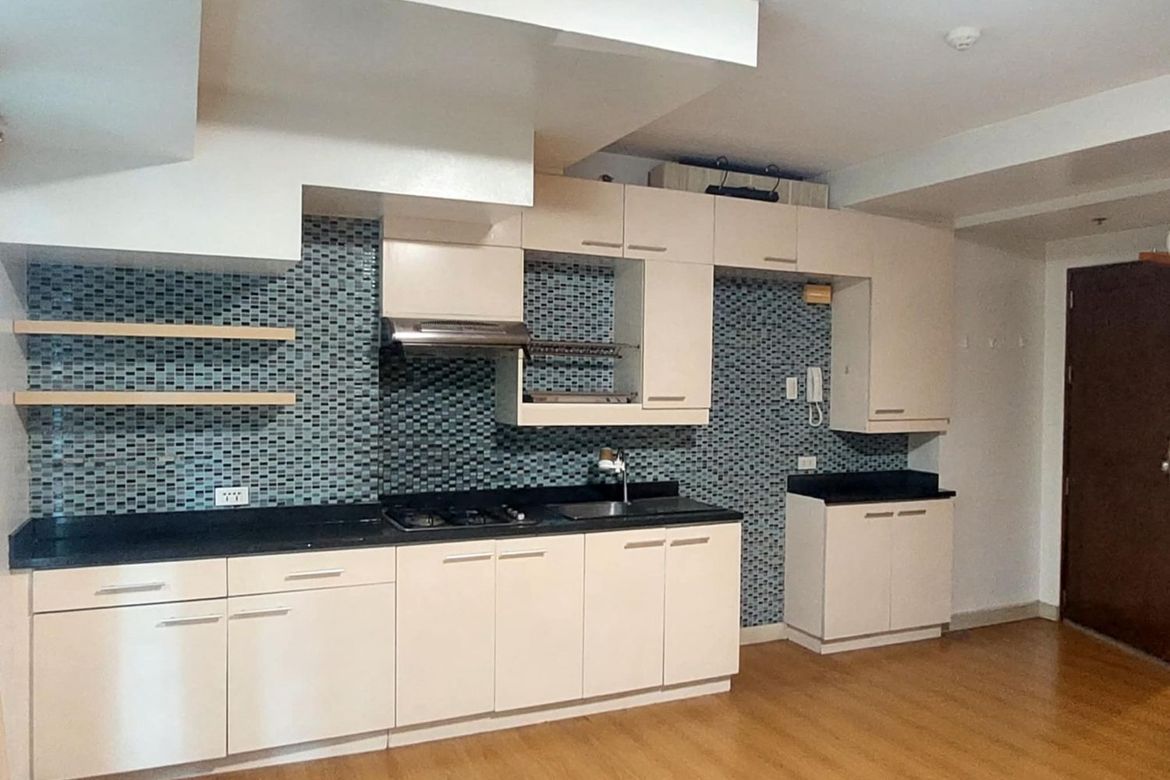 2 Bedroom Condo for Sale in Gateway Garden Heights, Barangka Ilaya, Mandaluyong, Metro Manila near MRT-3 Boni