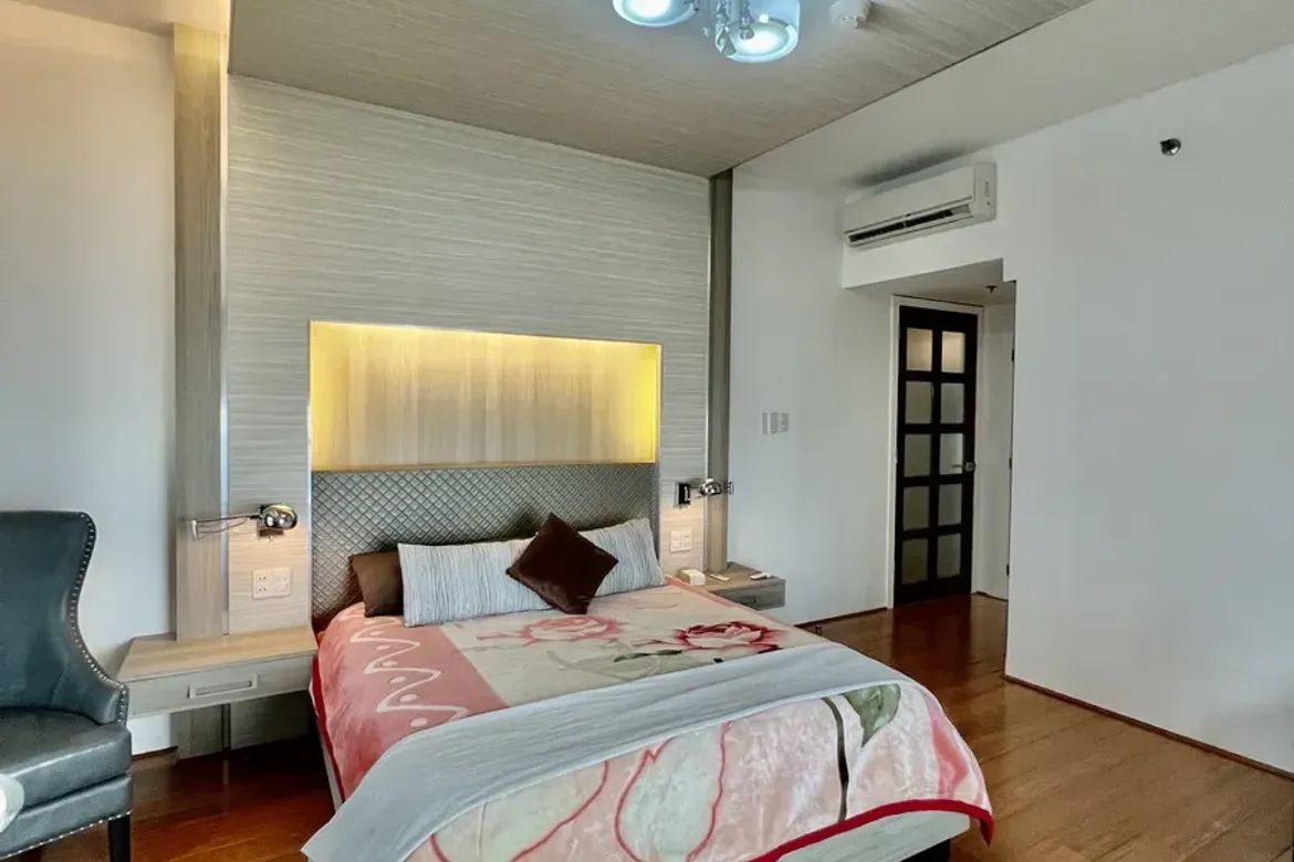 2 Bedroom Condo for Sale in Park Terraces, San Lorenzo, Makati, Metro Manila near MRT-3 Ayala – photo 2