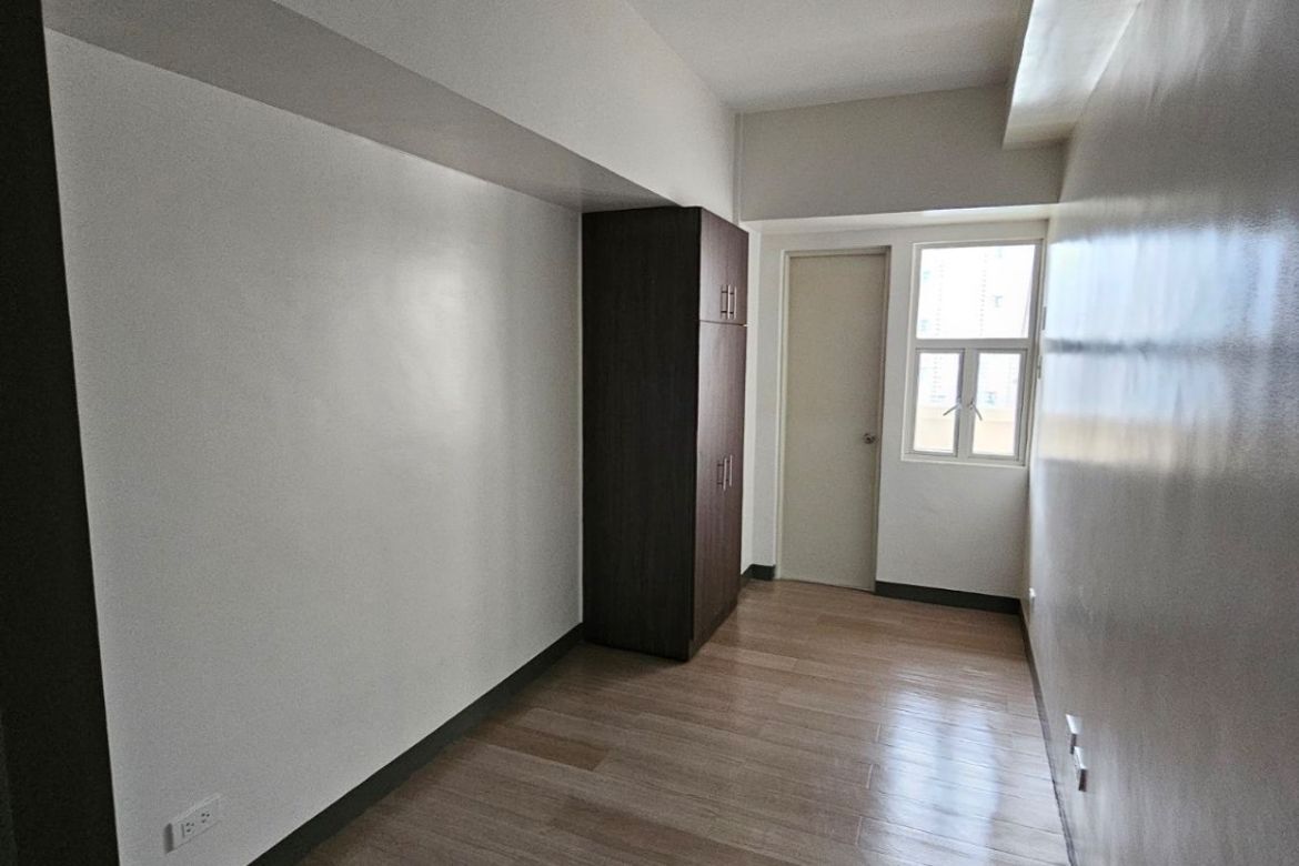 2 Bedroom Condo for Sale in Pioneer Heights 1, Highway Hills, Mandaluyong, Metro Manila near MRT-3 Boni – photo 5