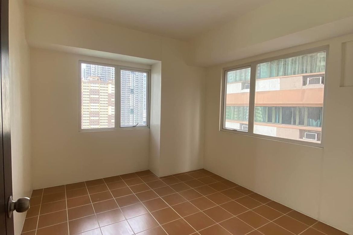 2 Bedroom Condo for Sale in Pioneer Woodlands, Barangka Ilaya, Mandaluyong, Metro Manila near MRT-3 Boni