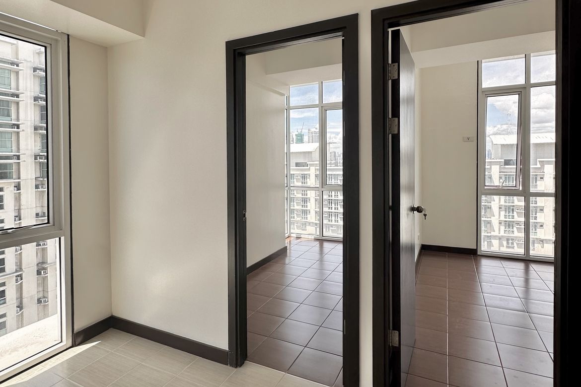 2 Bedroom Condo for Sale in San Lorenzo Place, Bangkal, Makati City near MRT-3 Magallanes