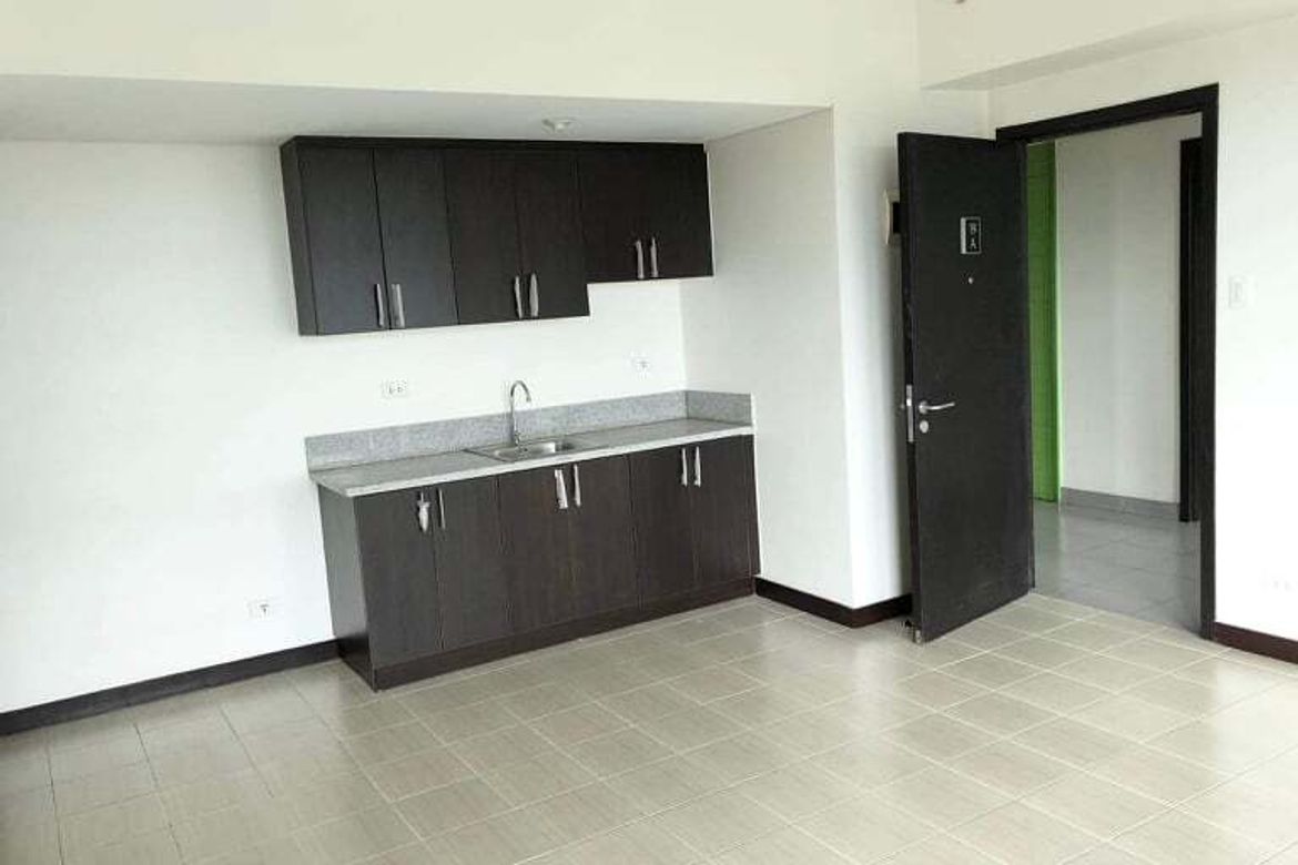 2 Bedroom Condo for Sale in San Lorenzo Place, Bangkal, Makati City near MRT-3 Magallanes – photo 6