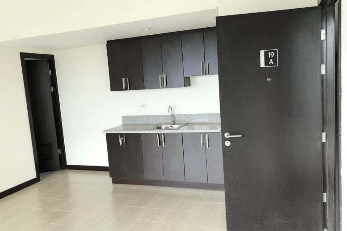 2 Bedroom Condo for Sale in San Lorenzo Place, Bangkal, Makati City near MRT-3 Magallanes – photo 7