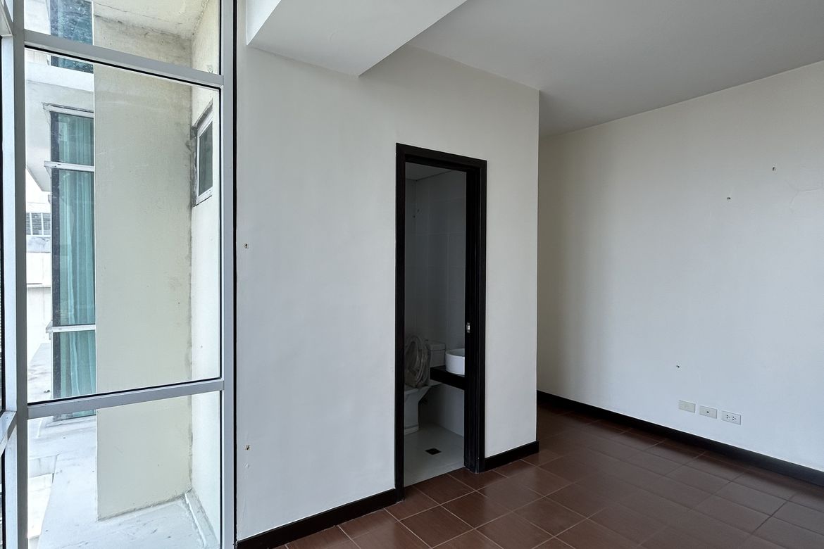 2 Bedroom Condo for Sale in San Lorenzo Place, Bangkal, Makati, Metro Manila near MRT-3 Magallanes – photo 6
