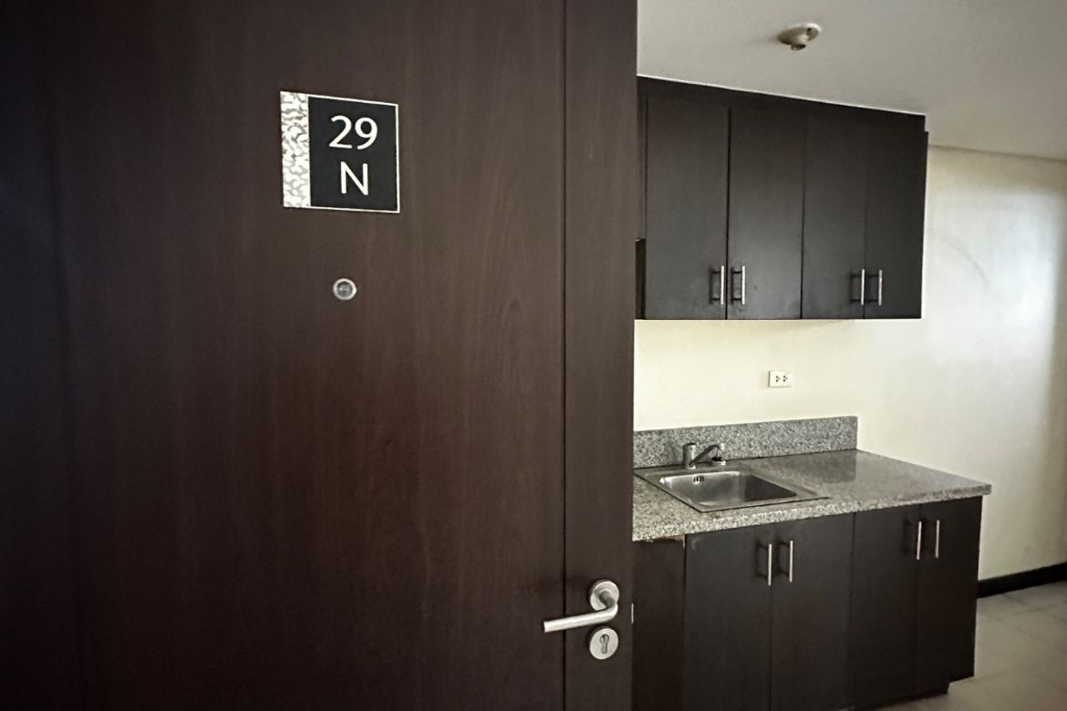 2 Bedroom Condo for Sale in San Lorenzo Place, Bangkal, Makati, Metro Manila near MRT-3 Magallanes – photo 4