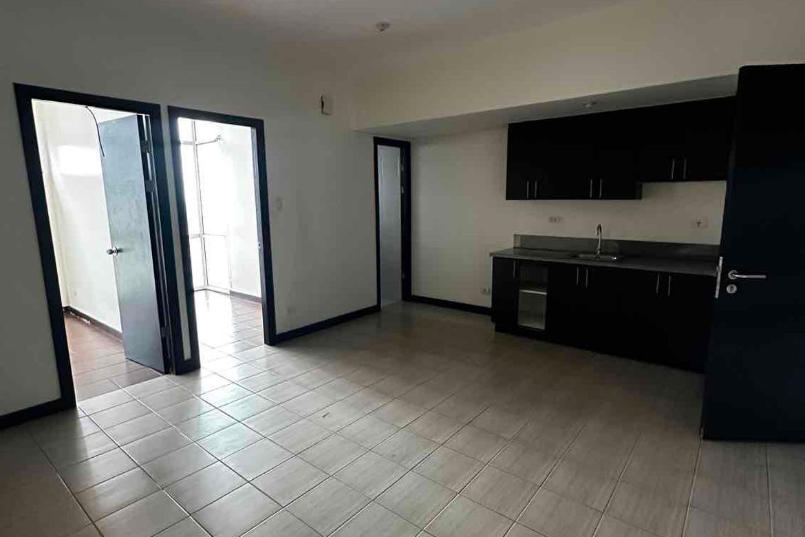 2 Bedroom Condo for Sale in San Lorenzo Place, Bangkal, Makati, Metro Manila near MRT-3 Magallanes