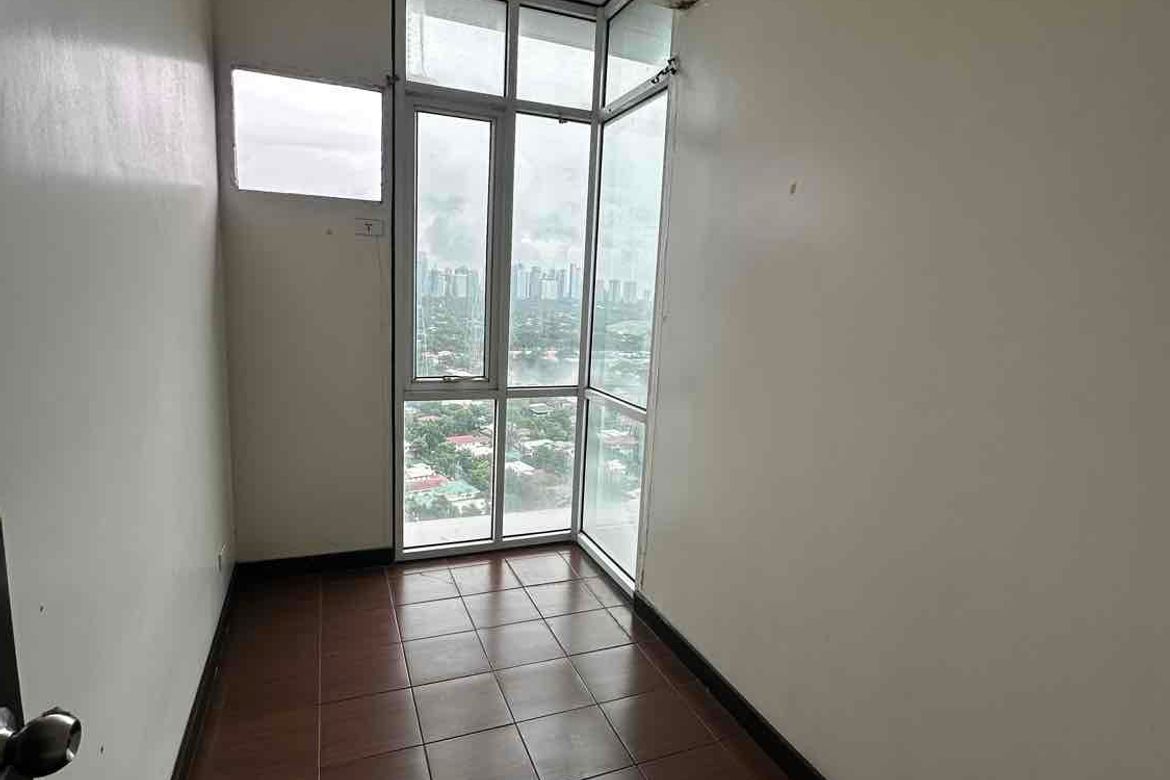 2 Bedroom Condo for Sale in San Lorenzo Place, Bangkal, Makati, Metro Manila near MRT-3 Magallanes – photo 3