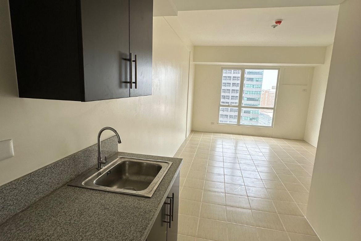 2 Bedroom Condo for Sale in The Paddington Place, Highway Hills, Mandaluyong, Metro Manila near MRT-3 Shaw Boulevard – photo 5