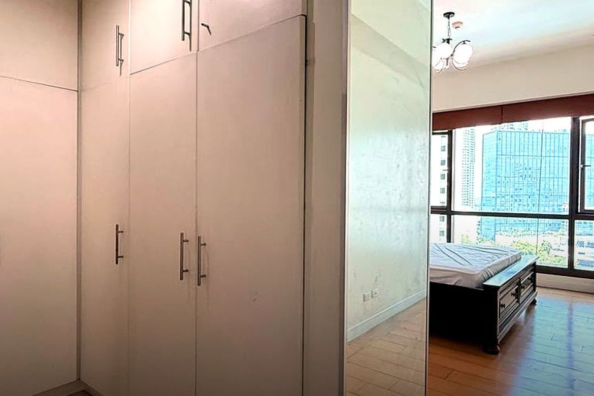 2 Bedroom Condo for Sale in THE SHANG GRAND TOWER, San Lorenzo, Makati City near MRT-3 Ayala – photo 4