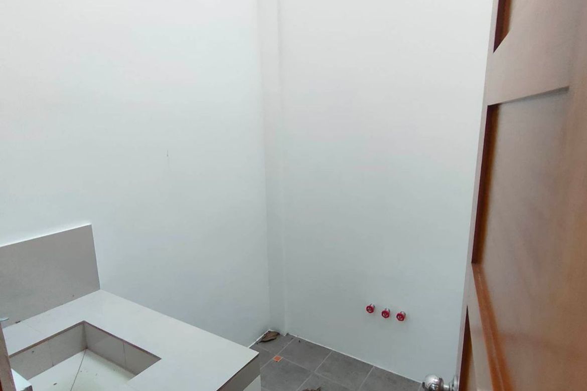2 Bedroom Townhouse for Sale in Manila, Metro Manila near LRT-2 Legarda – photo 7