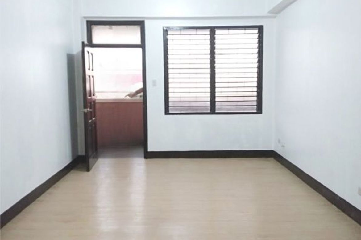3 Bedroom Apartment for Rent in Barangay 59, Pasay, Metro Manila near LRT-1 Gil Puyat