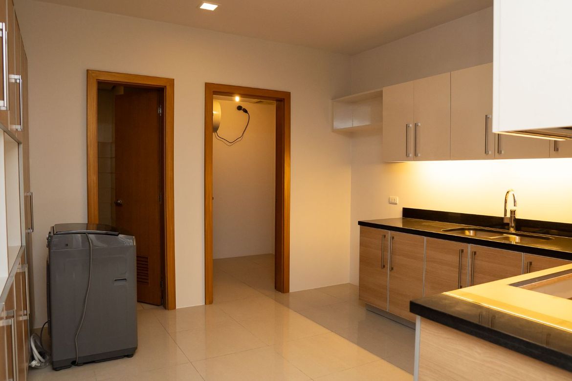 3 Bedroom Condo for Sale in Park Terraces, San Lorenzo, Makati City near MRT-3 Ayala