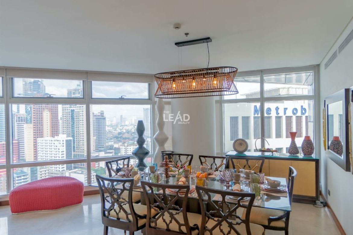 3 Bedroom Condo for Sale in Urdaneta, Makati, Metro Manila near MRT-3 Buendia