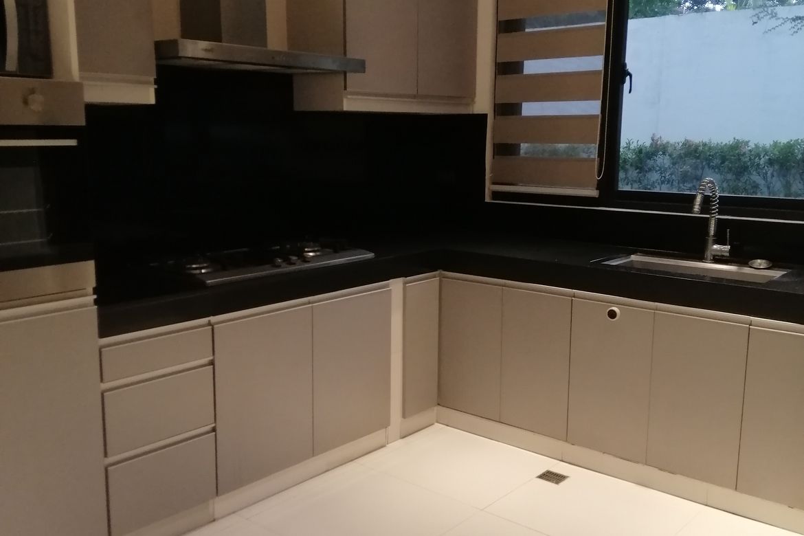 3 Bedroom House for Rent in San Lorenzo, Makati, Metro Manila near MRT-3 Ayala