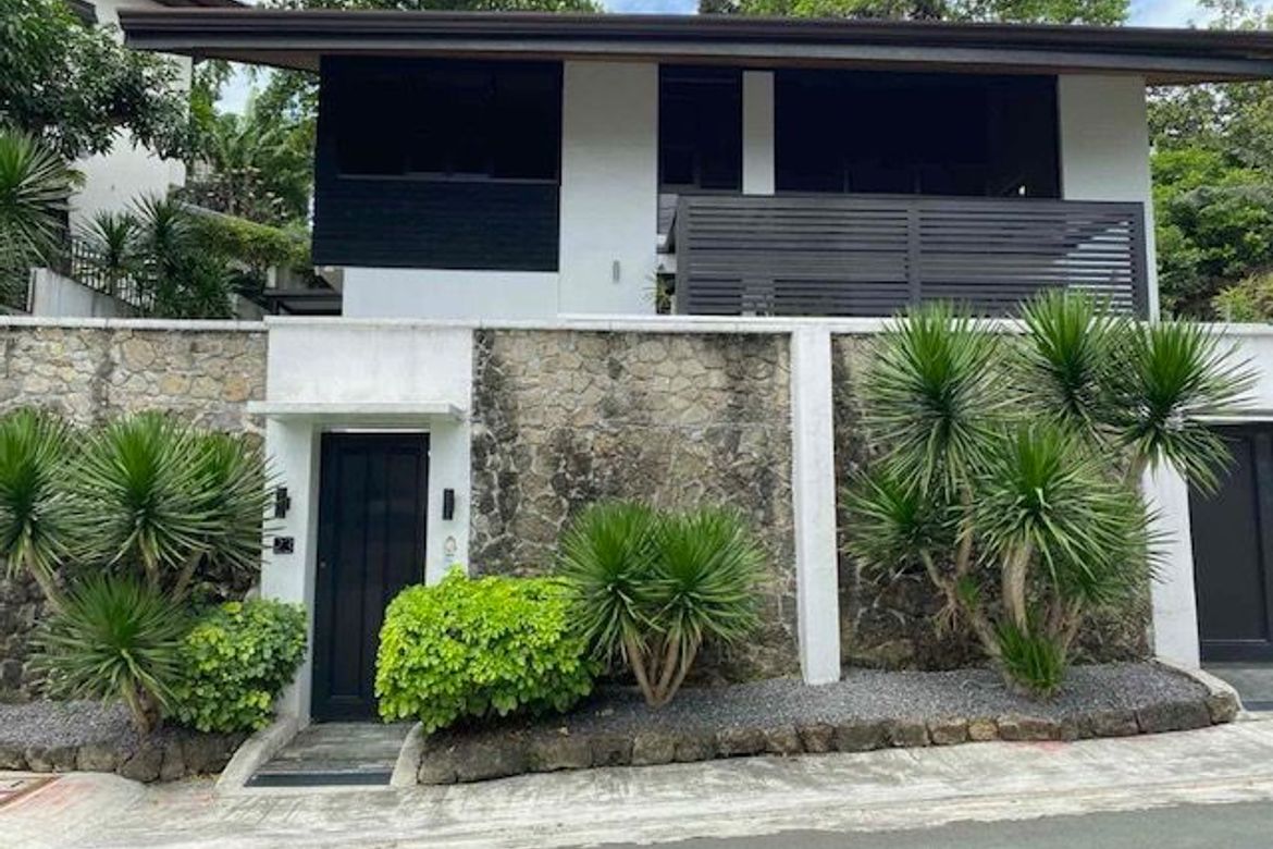 3 Bedroom House for Sale in Blue Ridge A, Quezon City, Metro Manila near LRT-2 Katipunan
