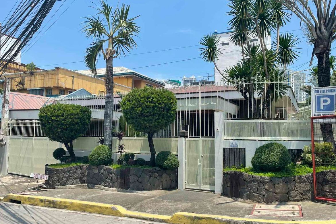 3 Bedroom House for Sale in Plainview, Mandaluyong, Metro Manila near MRT-3 Boni