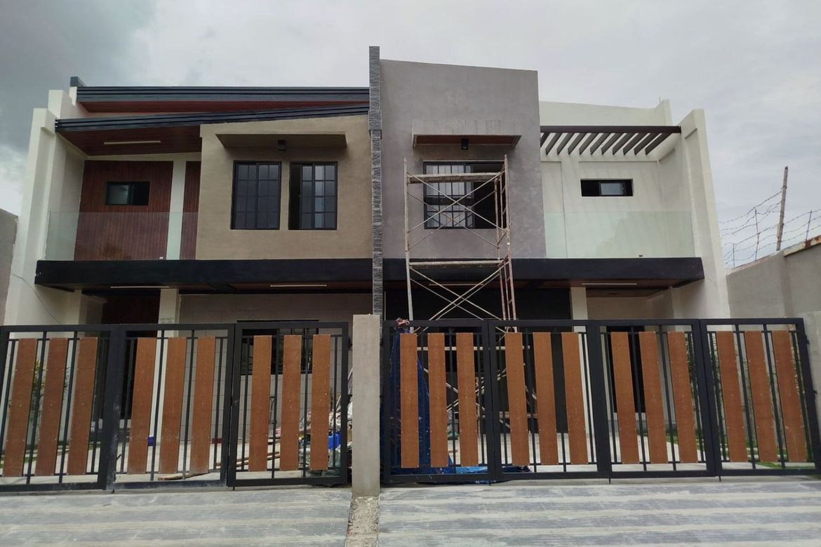 3 Bedroom House for Sale in Pulang Lupa Dos, Las Piñas, Metro Manila