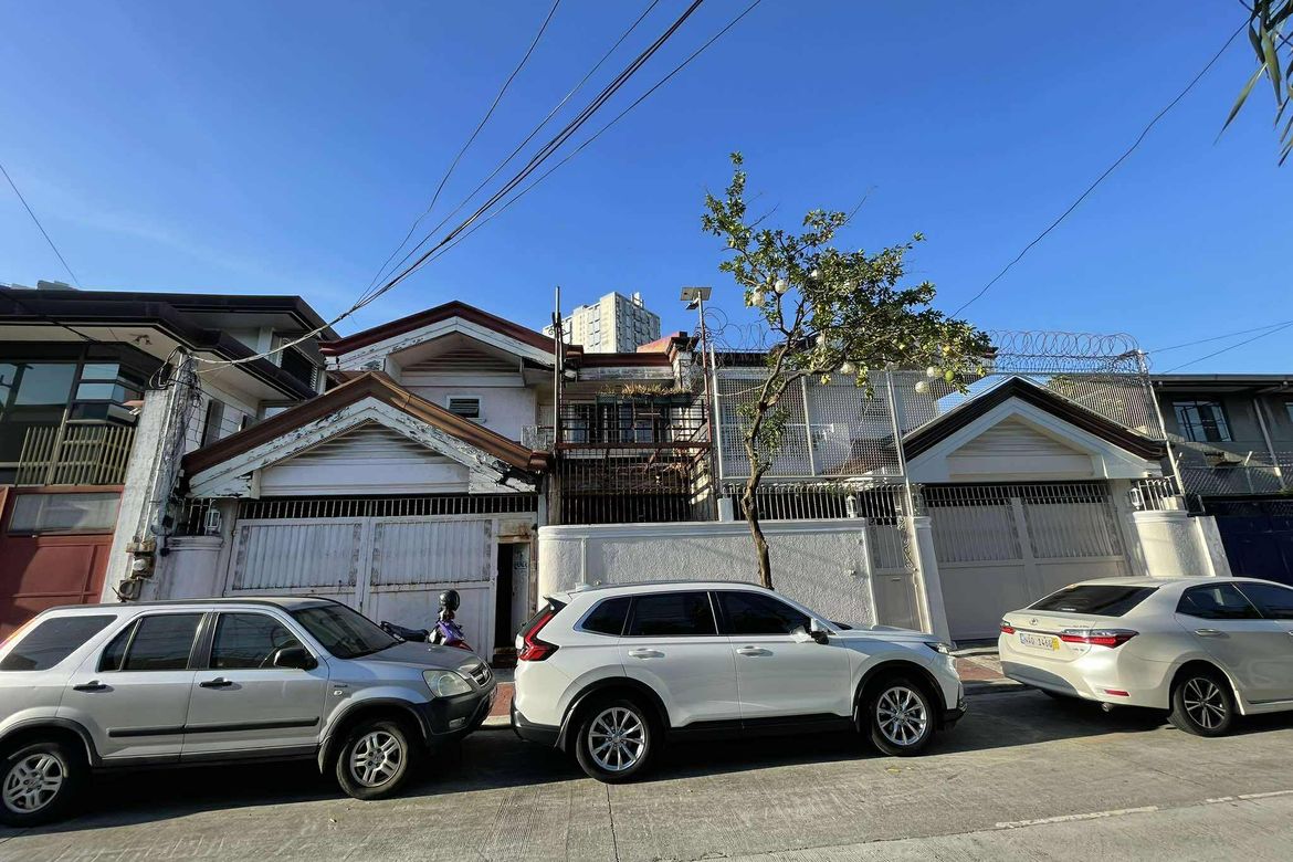 3 Bedroom House for Sale in Sacred Heart, Quezon City, Metro Manila near MRT-3 Kamuning