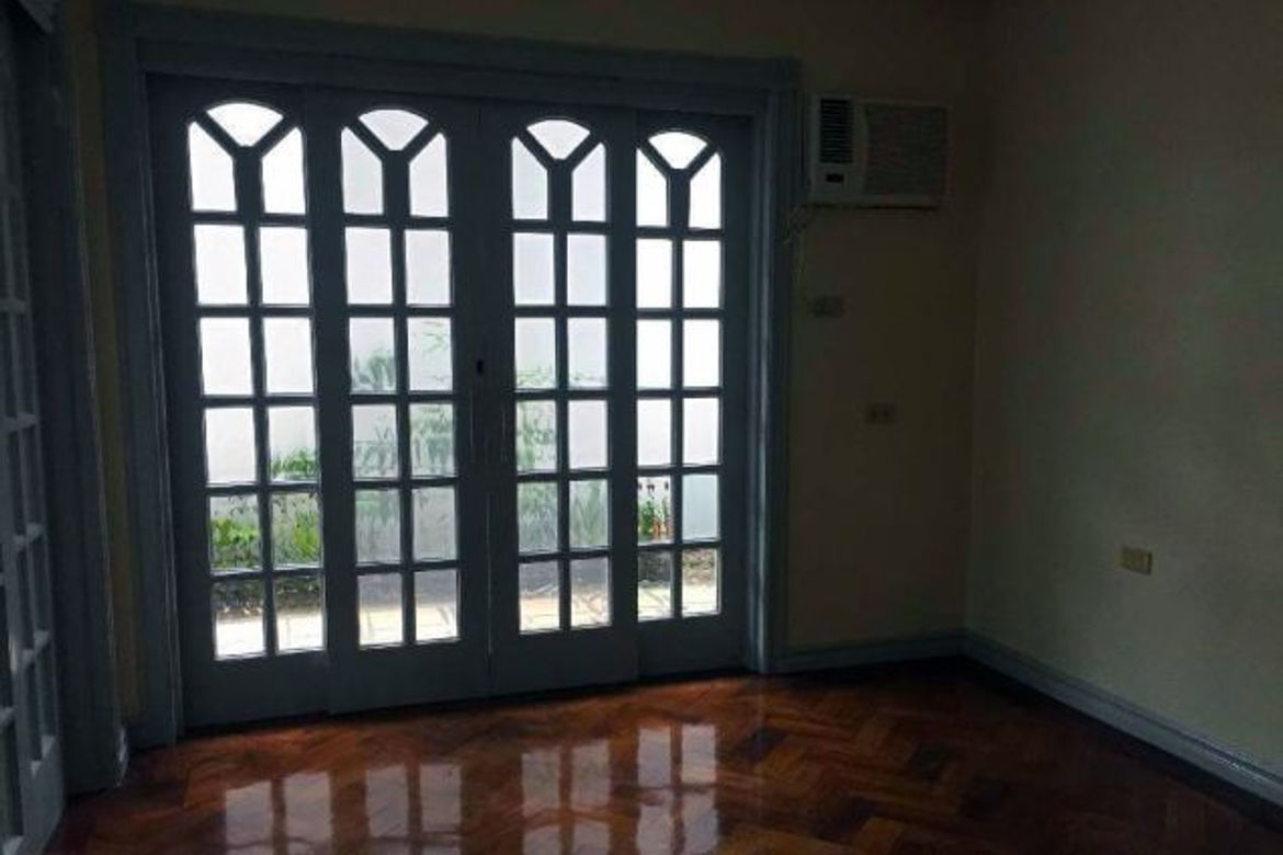 3 Bedroom House for Sale in San Lorenzo, Makati, Metro Manila near MRT-3 Ayala