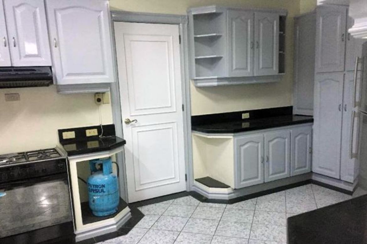 3 Bedroom House for Sale in San Lorenzo, Makati, Metro Manila near MRT-3 Ayala – photo 3