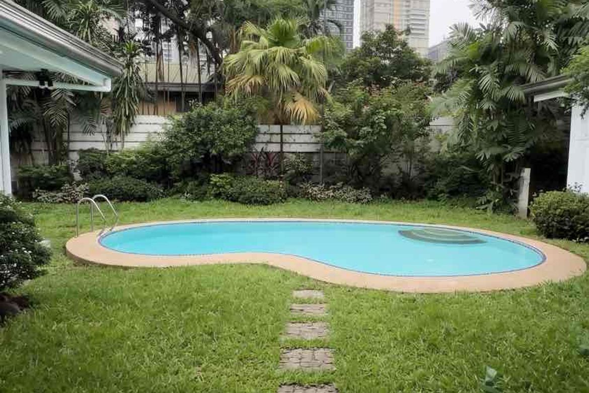 3 Bedroom House for Sale in Urdaneta, Makati, Metro Manila near MRT-3 Buendia