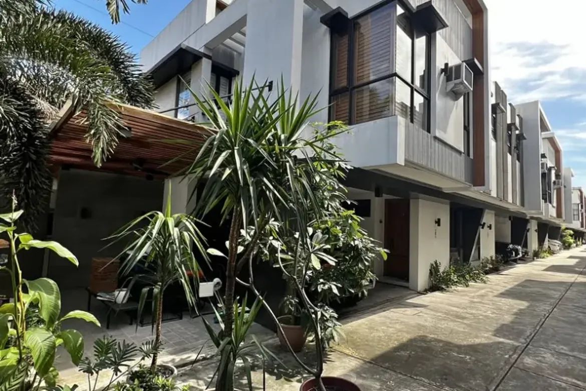 3 Bedroom Townhouse for Sale in Bagong Lipunan Ng Crame, Quezon City, Metro Manila near MRT-3 Araneta Center-Cubao