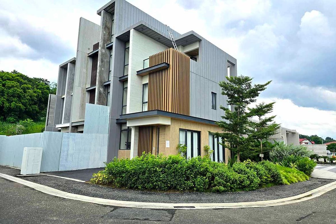 3 Bedroom Townhouse for Sale in Loyola Heights, Quezon City, Metro Manila near LRT-2 Katipunan – photo 2