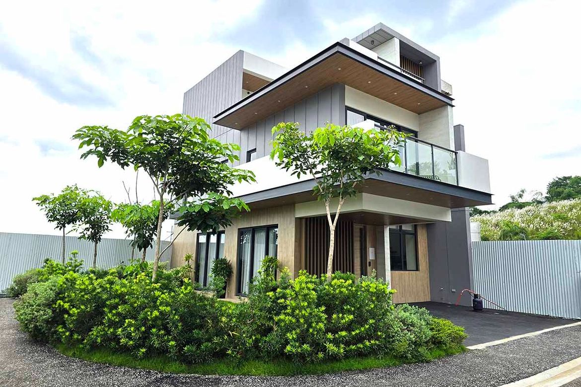 3 Bedroom Townhouse for Sale in Loyola Heights, Quezon City, Metro Manila near LRT-2 Katipunan – photo 3