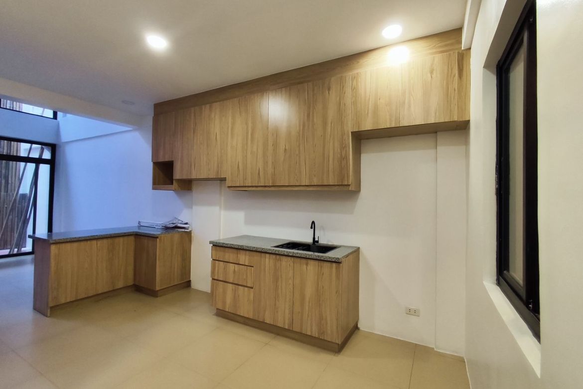 3 Bedroom Townhouse for Sale in Manila, Metro Manila near LRT-2 Legarda – photo 4