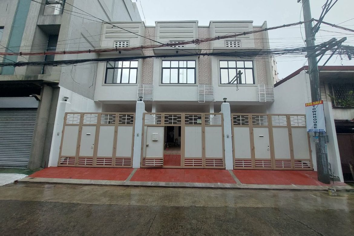 3 Bedroom Townhouse for Sale in Manila, Metro Manila near LRT-2 Legarda