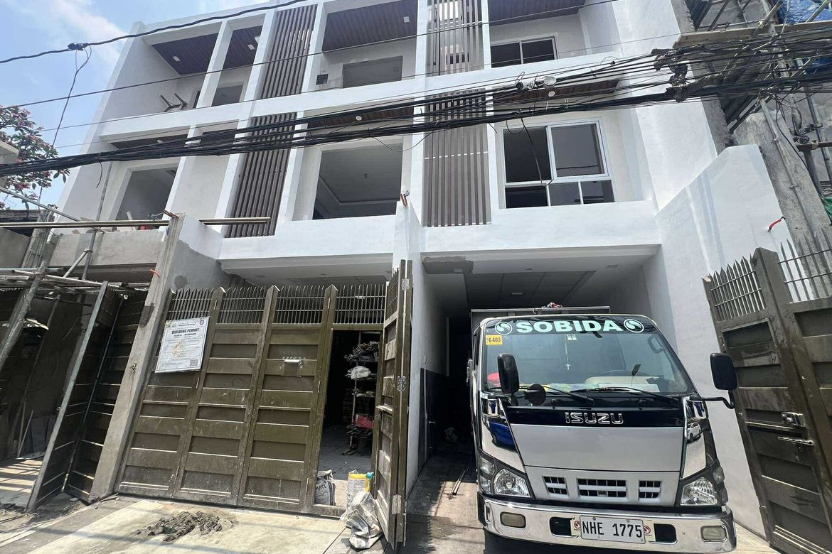 3 Bedroom Townhouse for Sale in San Antonio, Quezon City, Metro Manila near LRT-1 Roosevelt