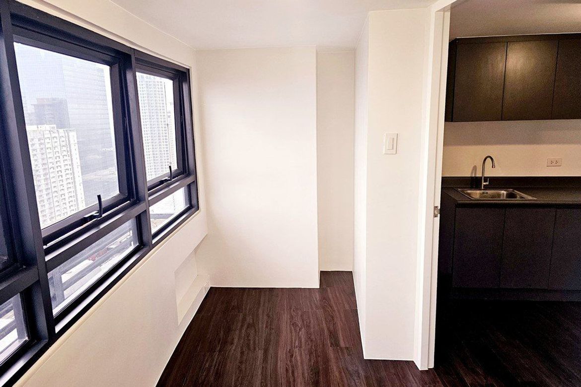 33 Bedroom Condo for Sale in West Triangle, Quezon City, Metro Manila near MRT-3 Quezon Avenue – photo 2