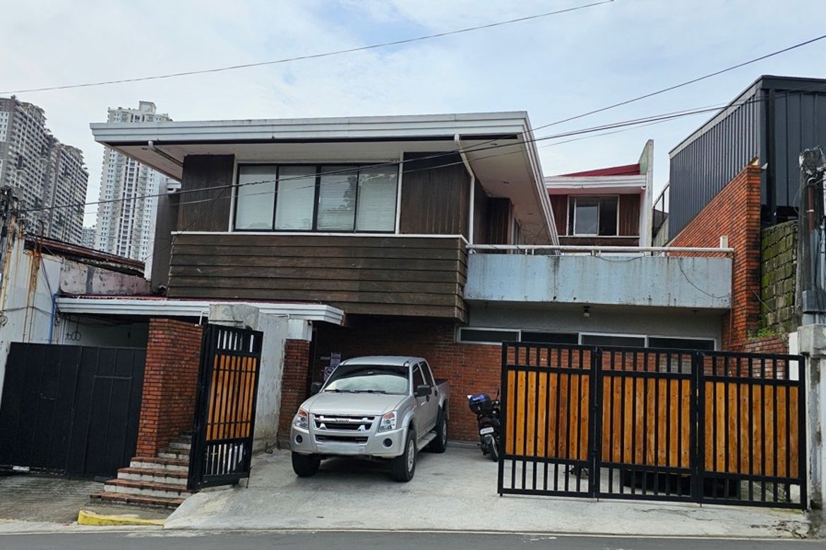 4 Bedroom Commercial for Sale in Kapitolyo, Pasig, Metro Manila near MRT-3 Boni