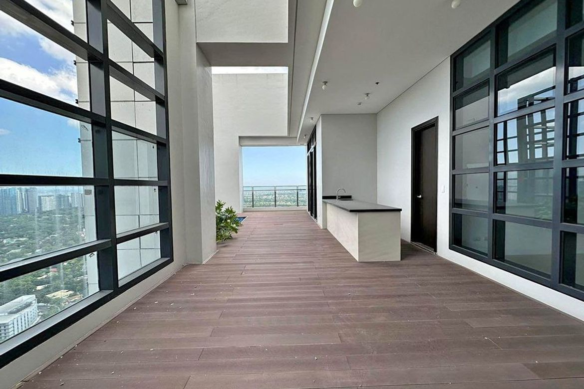 4 Bedroom Condo for Sale in Garden Towers, San Lorenzo, Makati, Metro Manila near MRT-3 Ayala