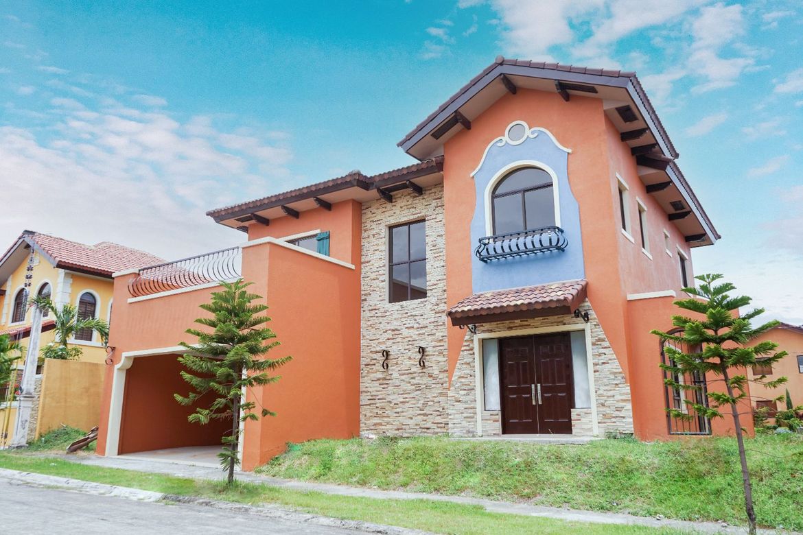 4 Bedroom Condo for Sale in Ponticelli Hills, Molino III, Bacoor, Cavite