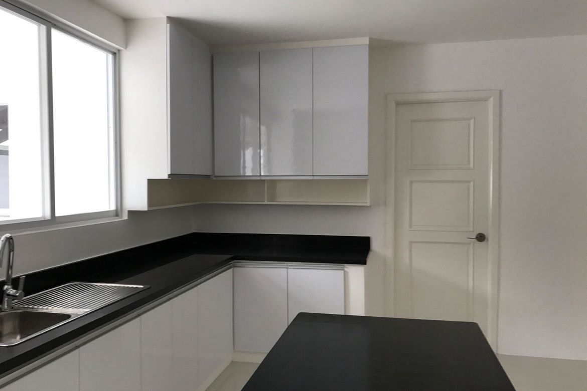 4 Bedroom House for Rent in San Lorenzo, Makati, Metro Manila near MRT-3 Ayala photo 3