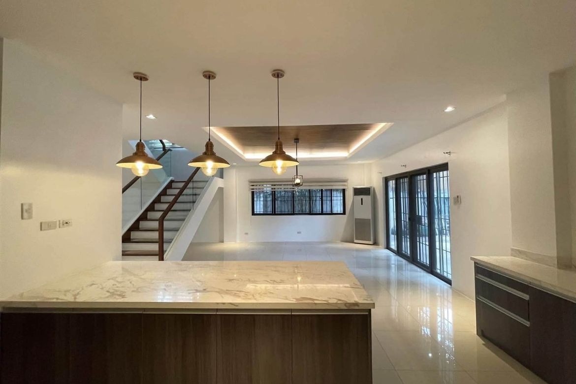 4 Bedroom House for Rent in San Lorenzo, Makati, Metro Manila near MRT-3 Ayala