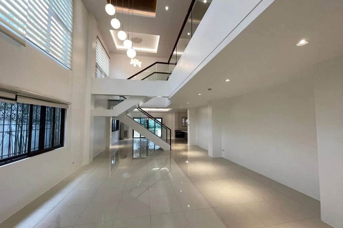 4 Bedroom House for Rent in San Lorenzo, Makati, Metro Manila near MRT-3 Ayala photo 2