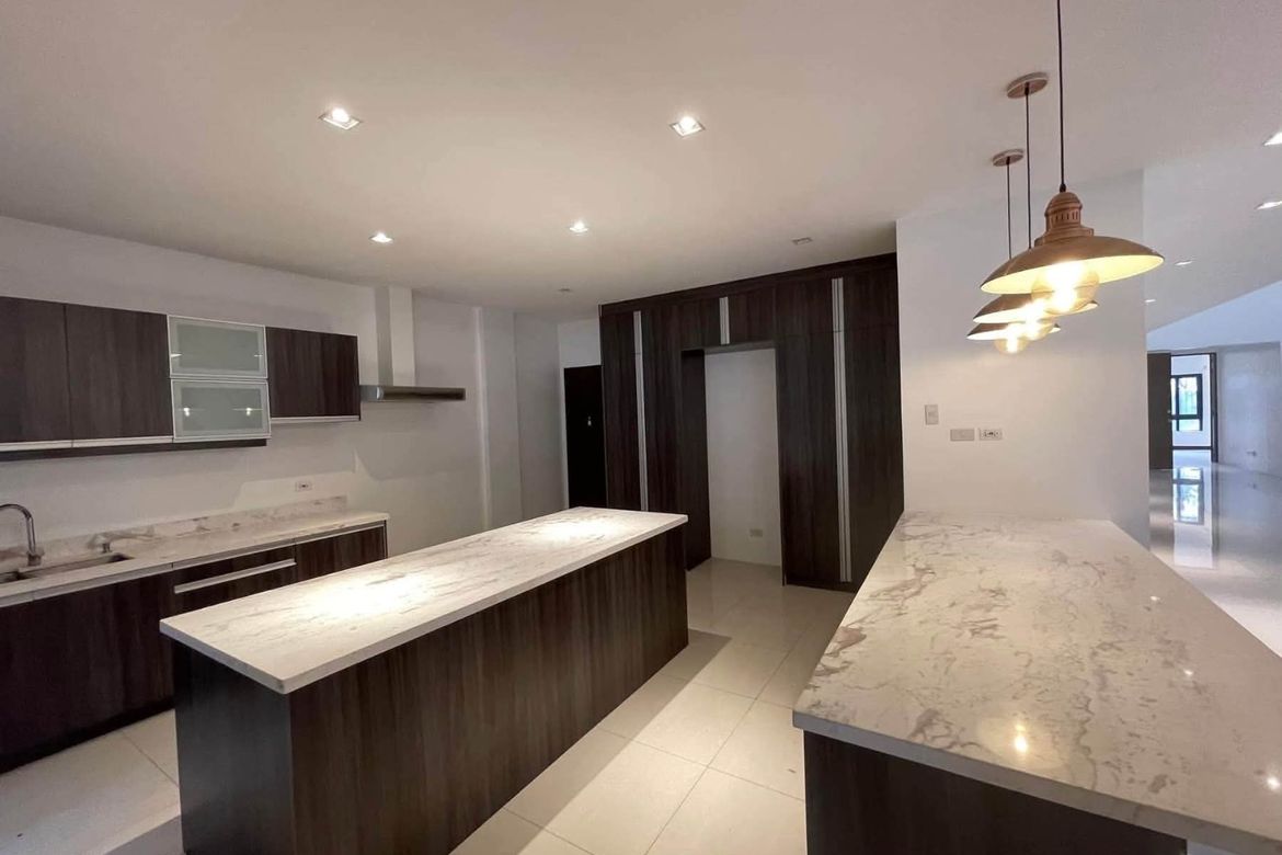 4 Bedroom House for Rent in San Lorenzo, Makati, Metro Manila near MRT-3 Ayala photo 4