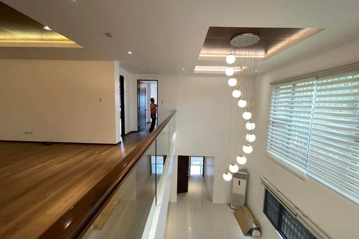 4 Bedroom House for Rent in San Lorenzo, Makati, Metro Manila near MRT-3 Ayala photo 5